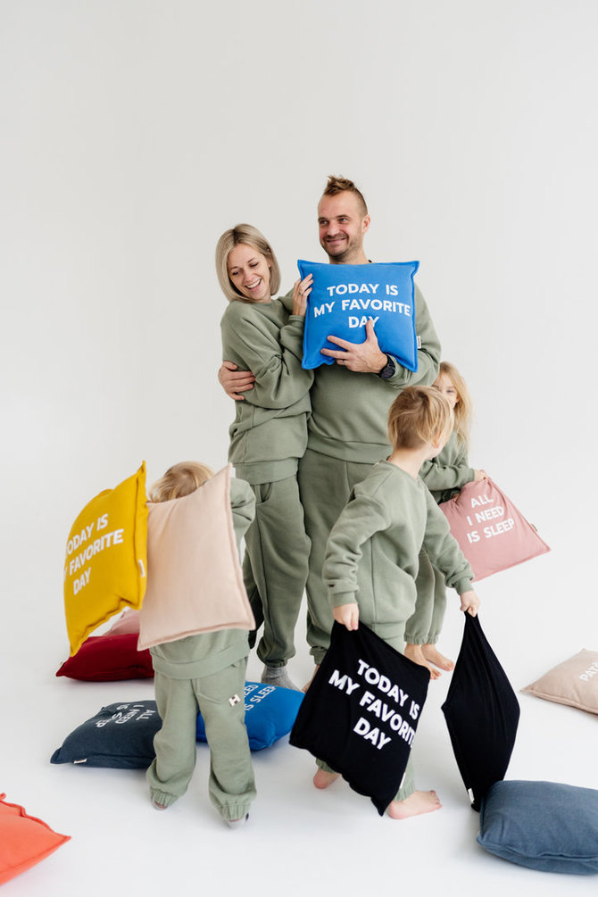 Toma Dambrauskė su šeima / Joana Burn Photography nuotr.